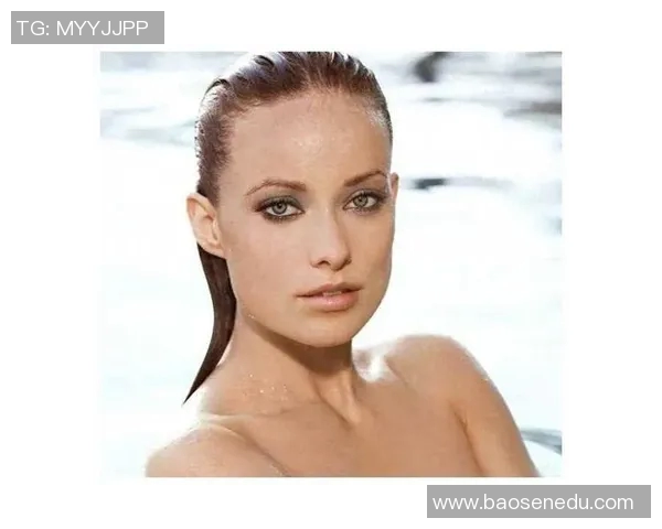 银色头发的足球明星女性展现独特魅力与实力的完美结合 银色头发的足球明星女性展现独特魅力与实力的完美结合